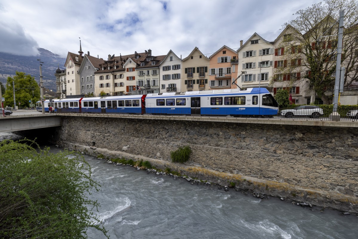 Der neue RhB Capricorn in der Lackierung der Stra�enbahn von Z�rich. Hier am Lindenquai in Chur. 