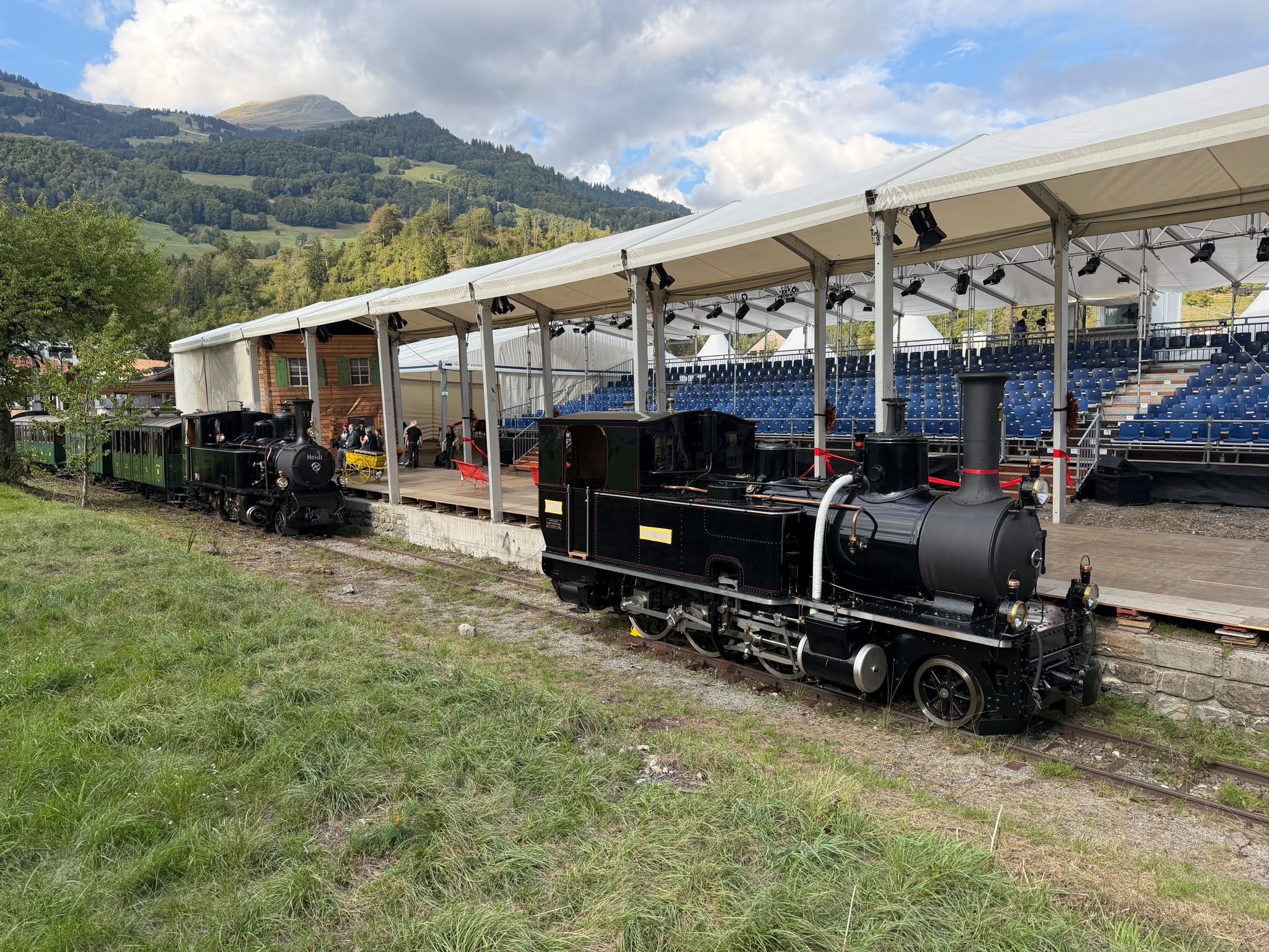 Die RH�TIA (rechts im Bild) - noch mit abgeklebten Schildern - sowie die Dampflok Heidi mit dem Sondererzug vor der gro�en Operettenb�hne in Schiers. Danke an Hendrik Hauschild f�r das Foto.  