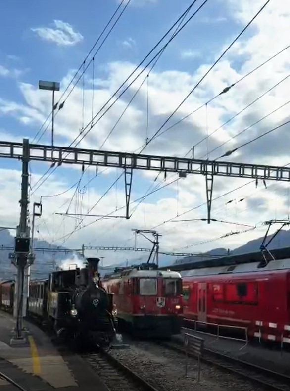 Mit einem historischen Sondezug - gezogen von der "Heidi" Dampflok ging es zum Festgel�nde und zur Operettenb�hne nach Schiers. 