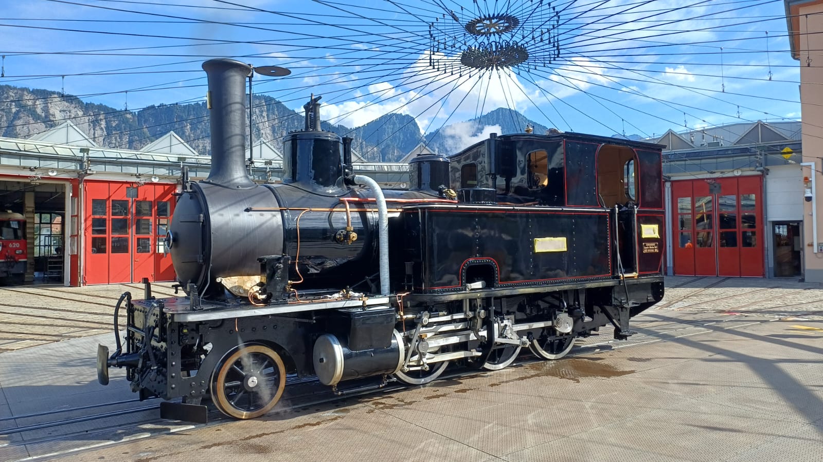 Nach zwölf Jahren zum ersten Mal am Sonnenlicht. Lok 1 auf der Drehscheibe vom Depot Samedan (Club 1889)
