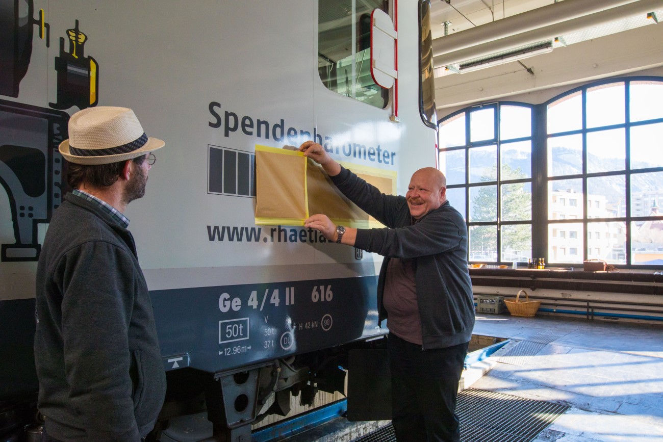 Enthüllung des Spendenstandes auf der RhB-Werbelok (Georg Trüb)