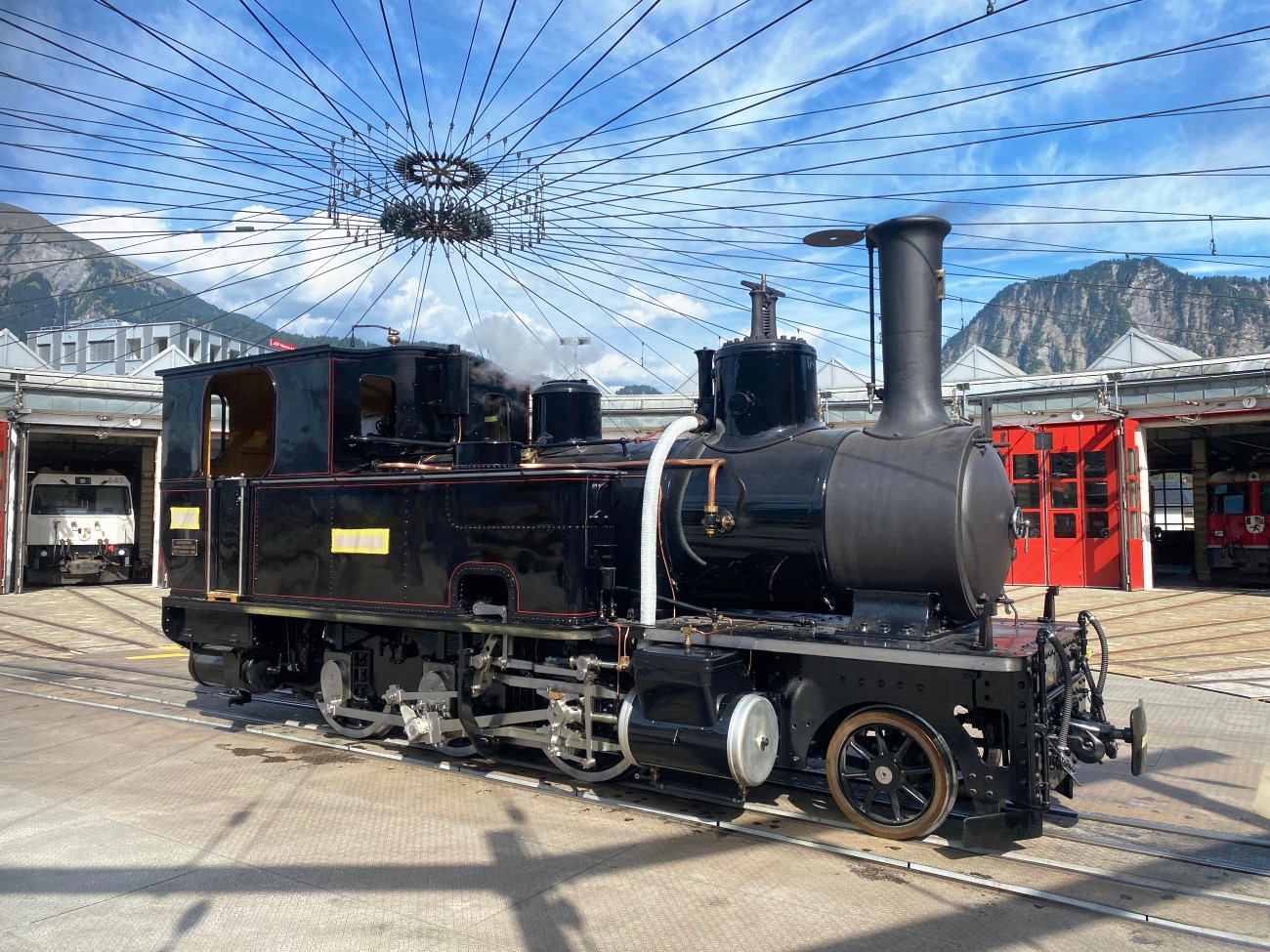 Nach zwölf Jahren zum ersten Mal am Sonnenlicht. Lok 1 auf der Drehscheibe vom Depot Samedan (Club 1889)