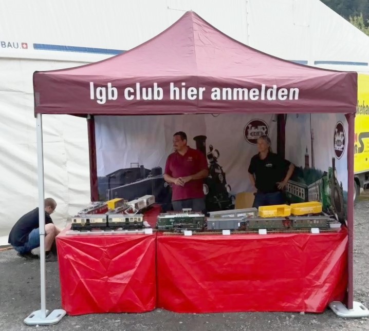 LGB mit Ausstellung der Neuheiten 2026. Produktmanager LGB - Daniel Kahler (mit rotem Shirt) - pr�sentiert die Lokomotiven und Wagen. Auch die Modell RH�TIA LD1 war mit vor Ort. 