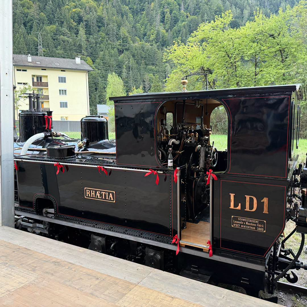 Vor der Operettenb�hne in Schiers: RH�TIA LD1 festlich geschm�ckt. 