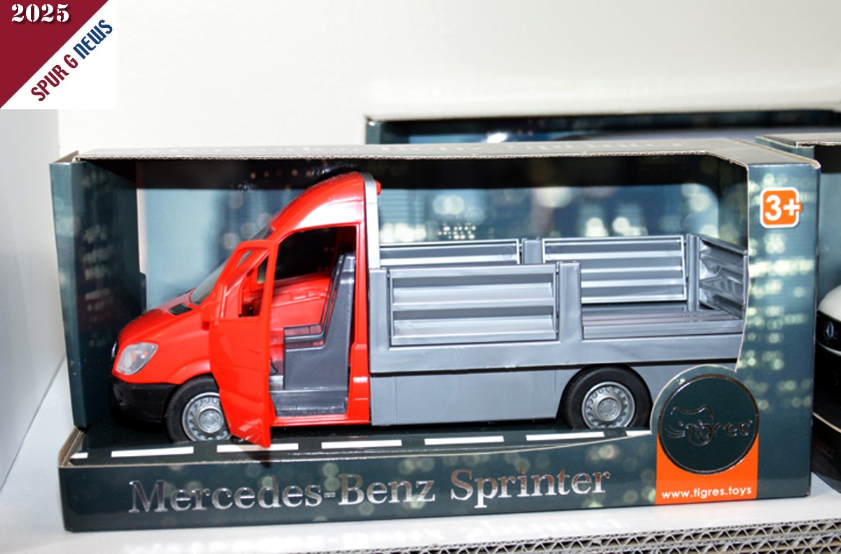 Mercedes Sprinter mit rotem Fhrerhaus und silberner Ladeflche. 