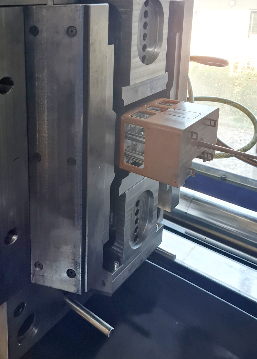 Spritzgussblock für den Tmf 2_2 von Train Line 45 - hier geöffnet mit dem ersten Spritzling!